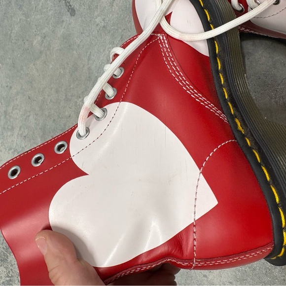 DR MARTENS 8 hole limited edition valentines heart red boots size 6 LIKE NEW - Picture 10 of 10